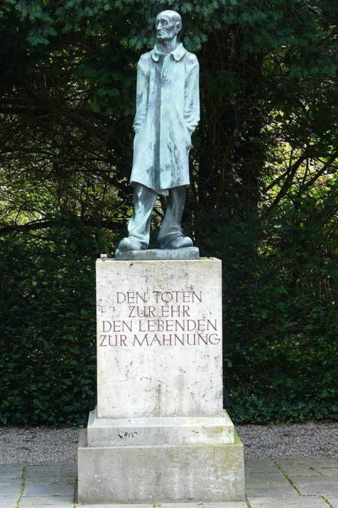 Dachau Statue Häftling.jpg