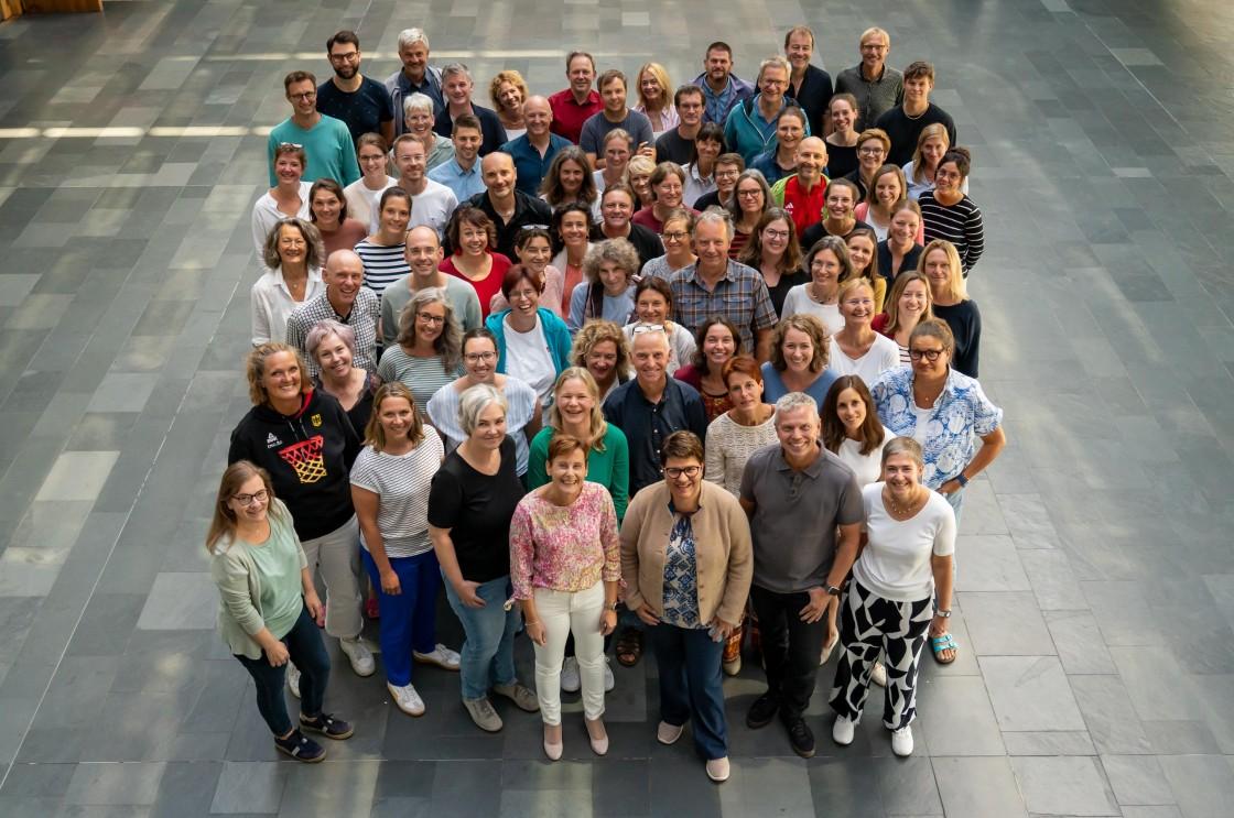 Unser Kollegium im Schuljahr 2025/26 – ob im Schulhaus oder unterwegs: ein starkes Team, in dem jede/r Einzelne sich für unsere Schule engagiert.