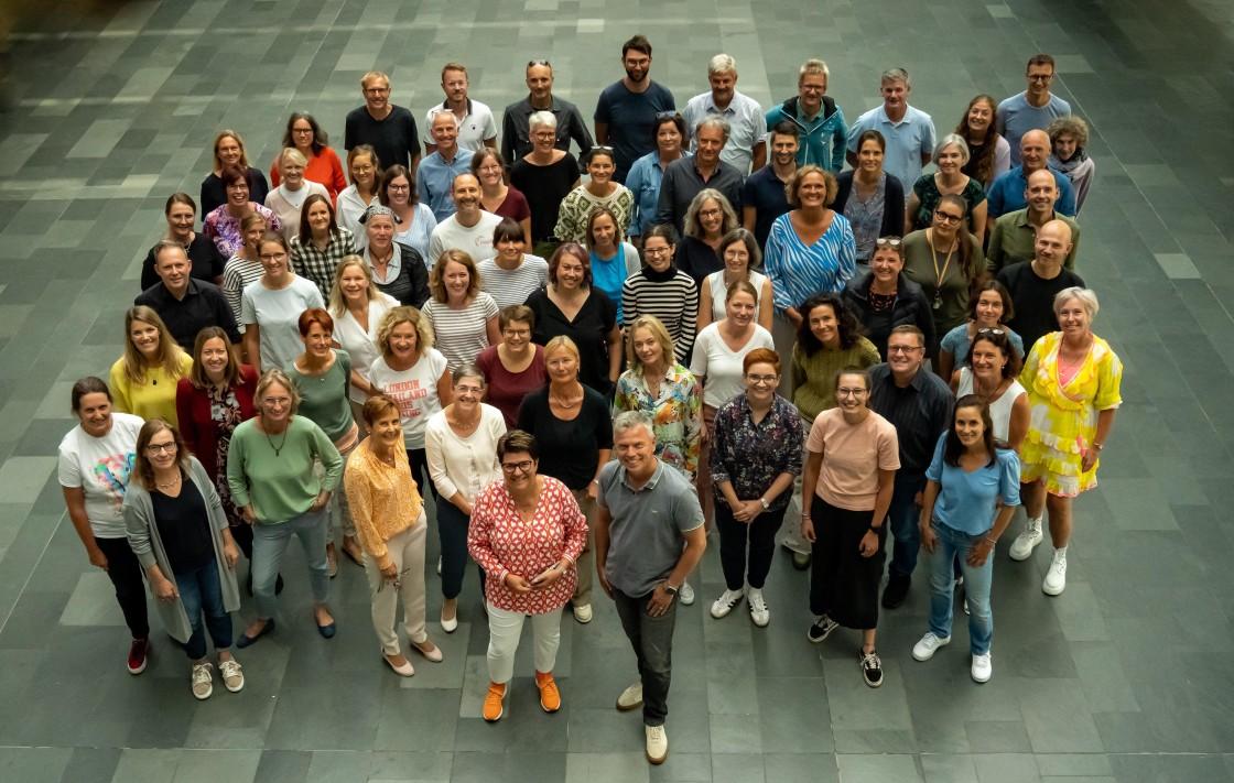 Unser Kollegium im Schuljahr 2024/25 – ob im Schulhaus oder unterwegs: ein starkes Team, in dem jede/r Einzelne sich für unsere Schule engagiert.